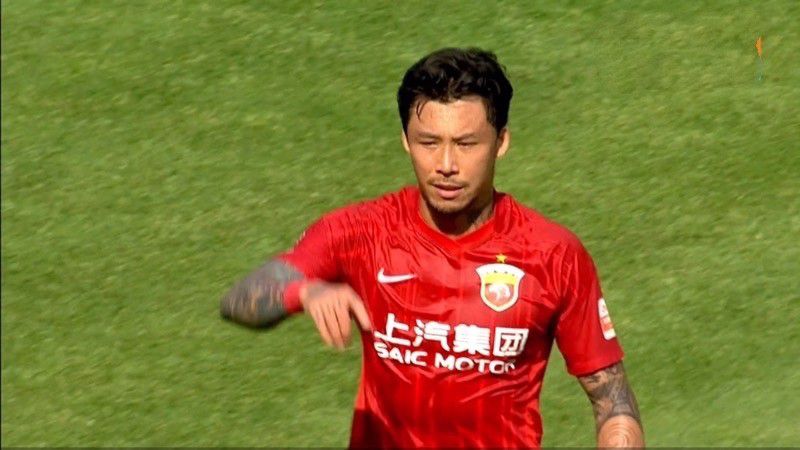 刘铭额头上的穷吊，是她亲眼看着洪五刻上去的。